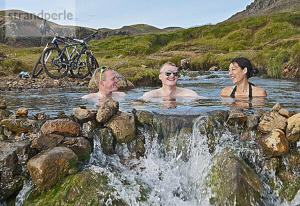 Biker beim Baden in Reykjadalur