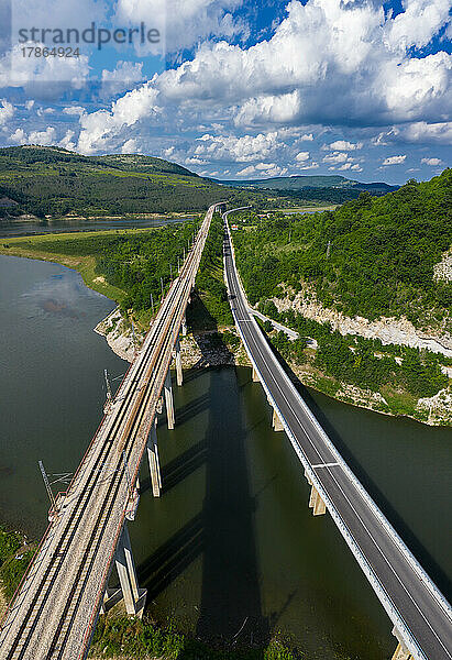 Luftaufnahme von zwei Brücken über einen Fluss