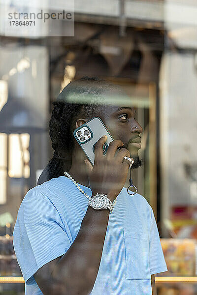 Afrikaner in einem Telefongespräch von seinem Smartphone aus