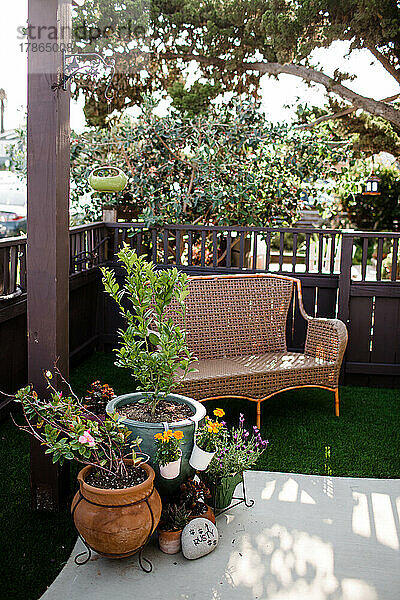 Topfpflanzen und Bank auf der Terrasse im Vorgarten in San Diego