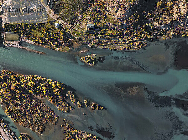 Luftaufnahme des Flusses Sulak  Dagestan  Nordkaukasus