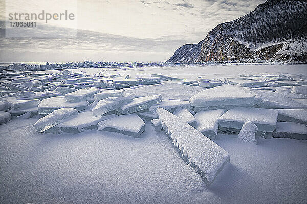 Verschneite Eisblöcke über dem zugefrorenen See