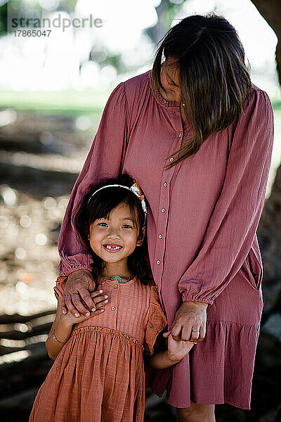 Asiatische Mutter und Tochter posieren im Park in San Diego