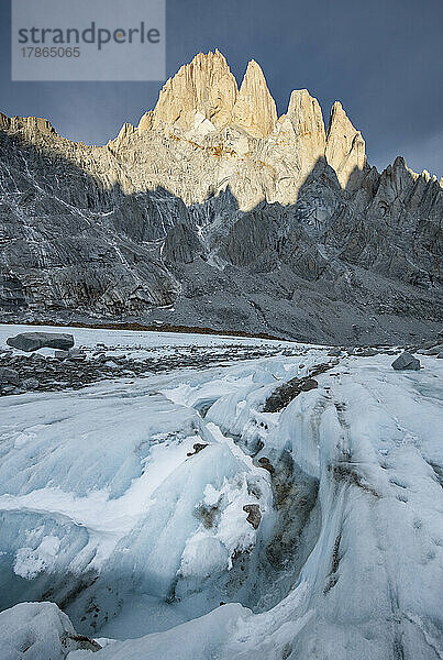 Ein kleiner Fluss schlängelt sich mit Fitzroy den Torre-Gletscher hinunter