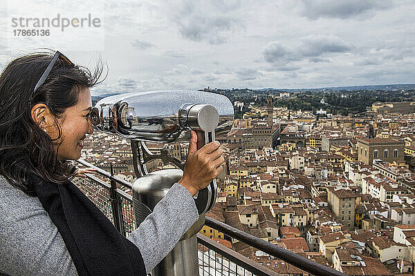 Fernglas am Aussichtspunkt auf der Spitze der Kathedrale von Florenz