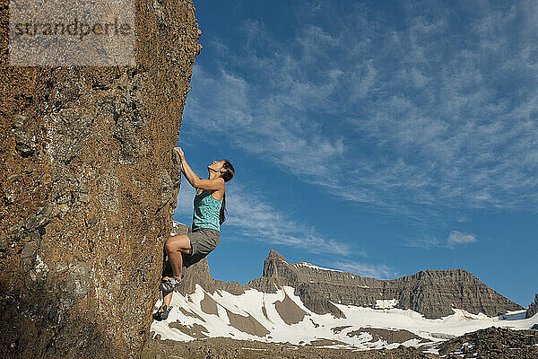 Frau beim Bouldern in den abgelegenen östlichen Fjorden Islands