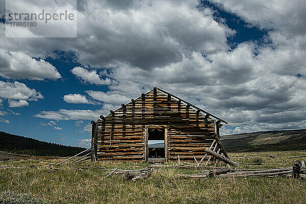 Eine alte Blockhütte in der Wind River Range in Wyoming.