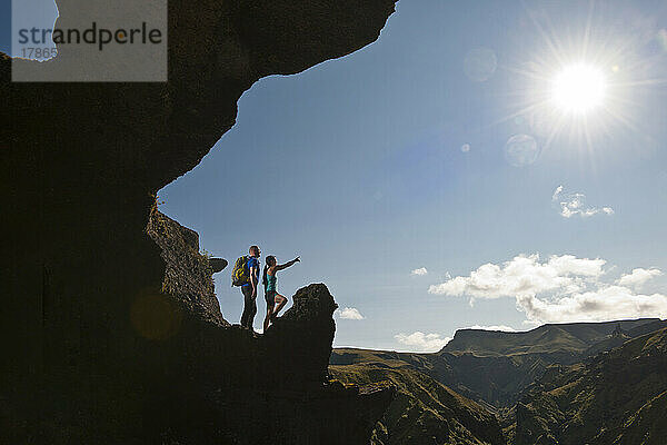 Paar beim Wandern im Thorsmork-Tal in Island