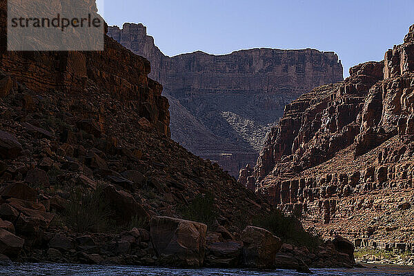 Die Wände des Grand Canyon umgeben den Colorado River.