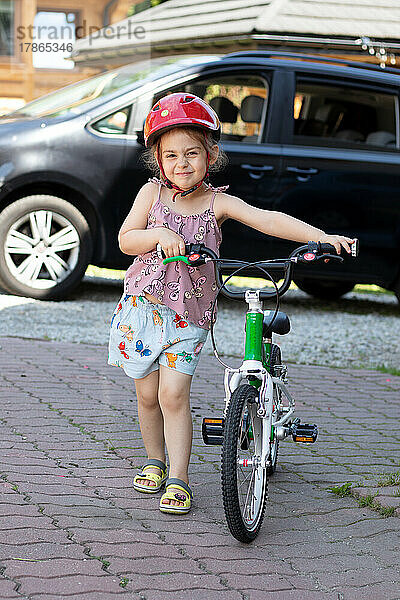 kleines Kind  das Fahrrad fährt