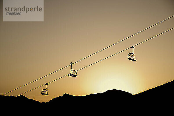 Silhouette eines Sessellifts im Skigebiet Astun  Pyrenäen in Spanien.