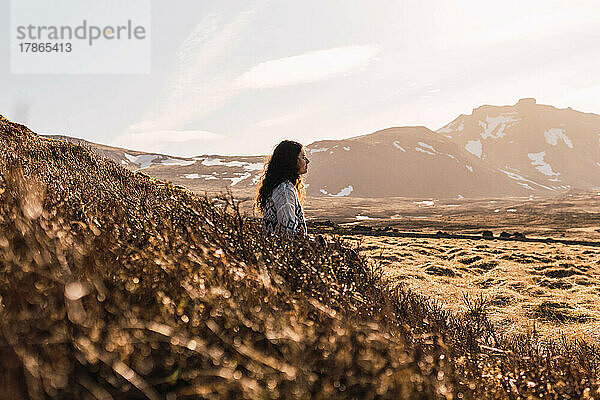 Frau meditiert in den Landschaften Islands