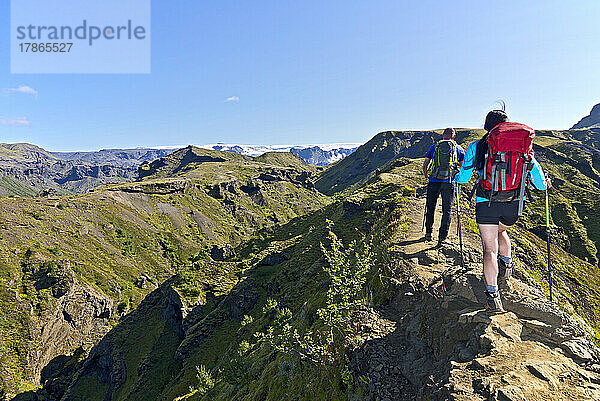 Paar beim Wandern im Thorsmork-Tal in Island