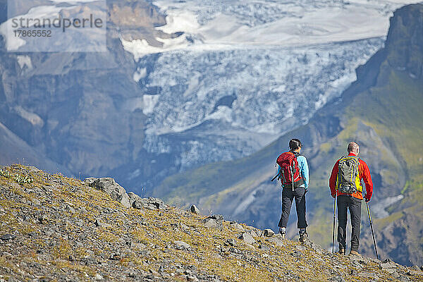 Paar beim Wandern im Thorsmork-Tal in Island