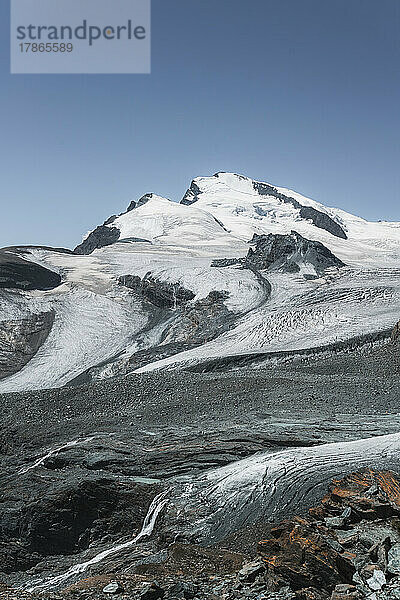 Vertikale Aufnahme des Strahlhorn-Gipfels in den Schweizer Alpen