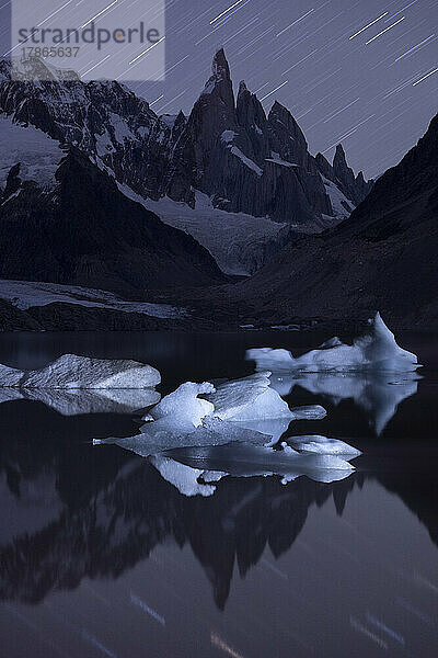 Eisberge prägen das Ufer der Laguna Torre  das nachts beleuchtet ist