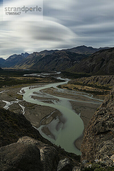 Ein Fluss schlängelt sich durch ein Tal in Patagonien.