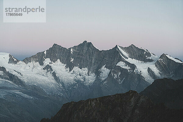 Panorama von 4 Schweizer Grossgipfeln bei Sonnenaufgang (Nadelgrat)