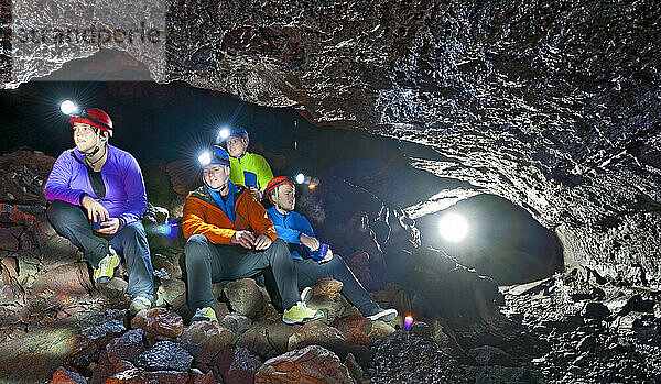 Eine Gruppe von Wissenschaftlern erkundet die Lavahöhle Leidarendi in Island