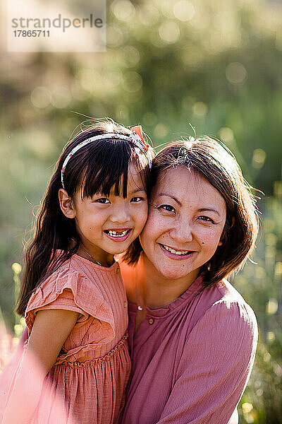 Porträt einer asiatischen Mutter und Tochter im Park in San Diego