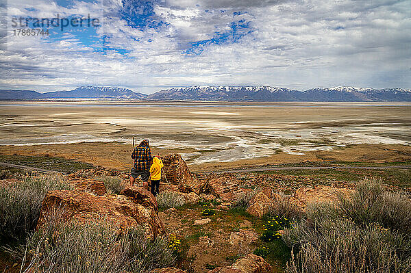 Vater und Sohn wandern auf Felsen auf Antelope Island in Utah