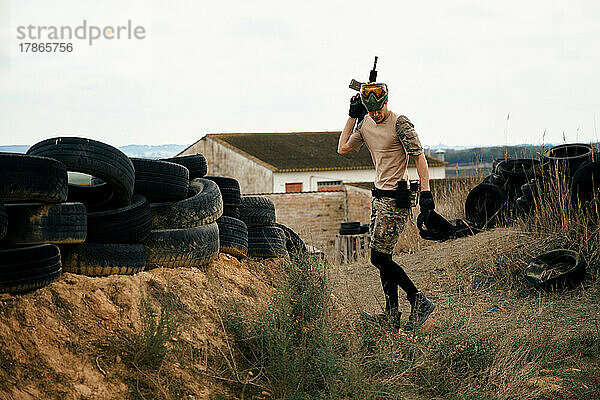 Soldat läuft über das Schlachtfeld eines Airsoft-Spiels