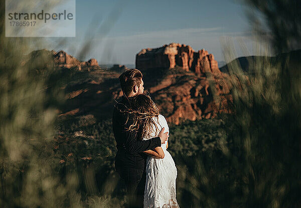 Junges Paar umarmt sich und genießt die Aussicht auf Sedona  Arizona