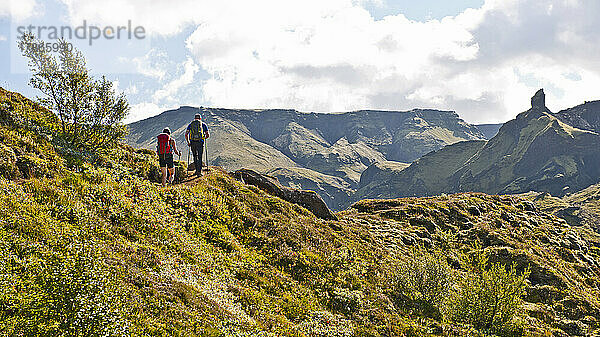 Paar beim Wandern im Thorsmork-Tal in Island