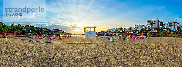 Sonnenschirme und Hängematten mit Panoramablick auf den Strand von Mallorca  für Touristen  Urlaub