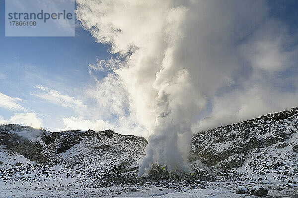 Stimmungsvolle Aussicht auf die Fumarole des Mount Io im Winter  Hokkaido  Japan