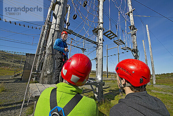 Ausbilder beim Hochseilgarten-Kurs in Island