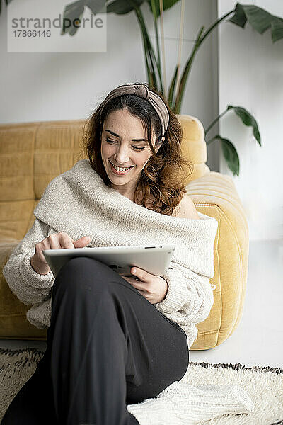 Junge Frau nutzt digitales Tablet zu Hause