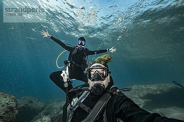 Paar macht ein Selfie unter Wasser an der Andamanensee in Thailand