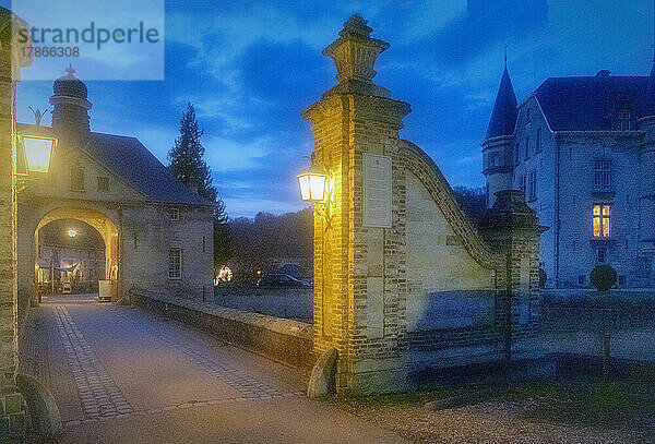 Das beleuchtete Wasserschloss Schaloen in Valkenburg aan de Geul zur blauen Stunde  Holland  Niederlande  Europa.