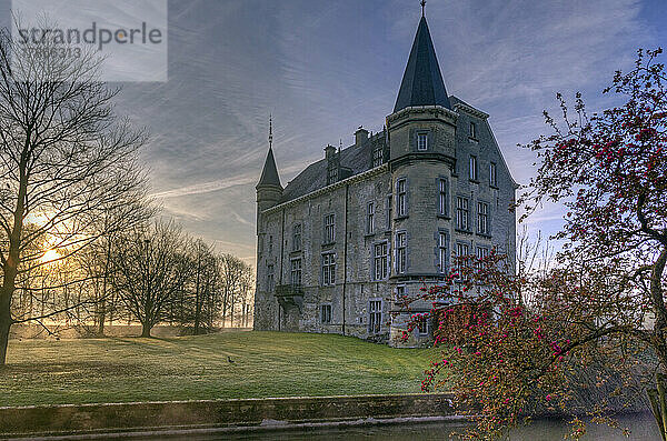 Das Wasserschloss Schaloen in Valkenburg aan de Geul im Morgenlicht  Holland  Niederlande  Europa.