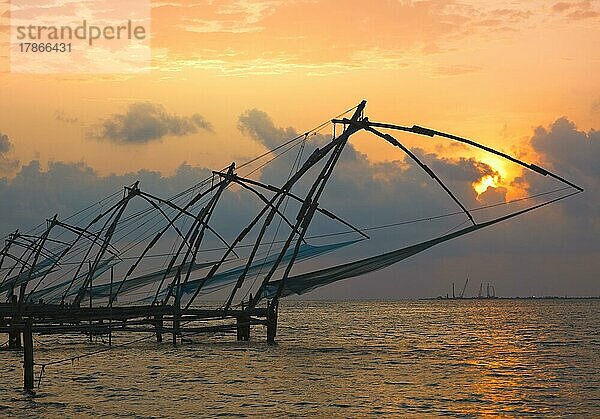 Kochi chinesische Fischnetze bei Sonnenuntergang. Fort Kochin  Kochi  Kerala  Indien  Asien