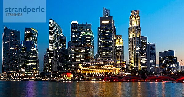 Panorama der Innenstadt von Singapur bei Abendhimmel