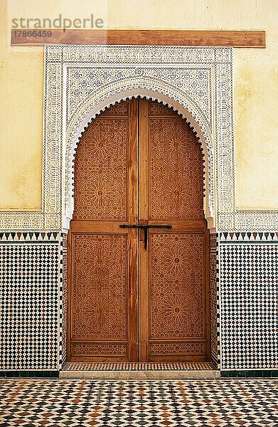 Traditionelles Holztor im Moulay Ismael Mausoleum  Meknès  Marokko  Afrika