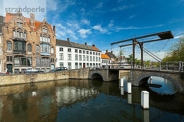 Kanal mit alter Brücke. Brügge (Brugge)  Belgien  Europa
