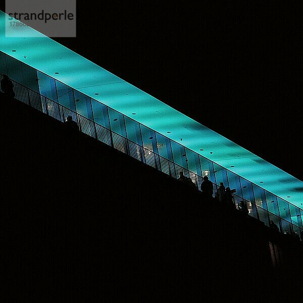 Aussichtsplattform Plaza mit Besuchern  Silhouetten in der Dunkelheit  blau beleuchtet  Elbphilharmonie am Abend  Blick von unten  Textfreiraum  Hamburg  Deutschland  Europa
