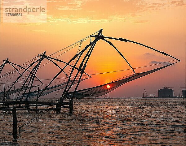 Kochi chinesische Fischnetze bei Sonnenuntergang. Fort Kochin  Kochi  Kerala  Indien  Asien