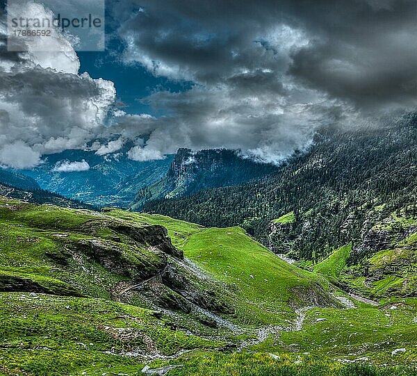 Berglandschaft im Himalaya. Kullu-Tal  Himachal Pradesh  Indien  Asien