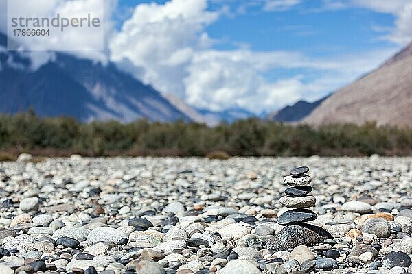 Zen-Balance-Steine stapeln sich in den Bergen des Himalaya