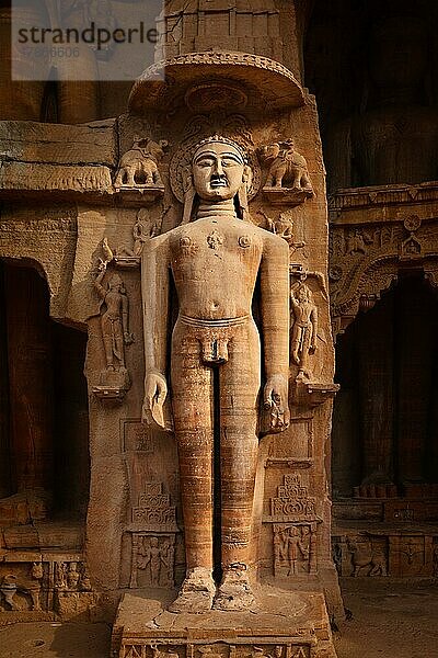 In Fels gehauene Statue eines Jain Thirthankara in Felsnischen in der Nähe der Festung von Gwalior. Gwalior  Madhya Pradesh  Indien  Asien