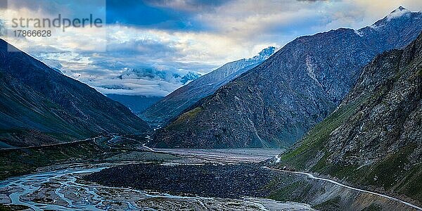 Straße Manali-Leh im Lahaul-Tal. Himachal Pradesh  Indien  Asien