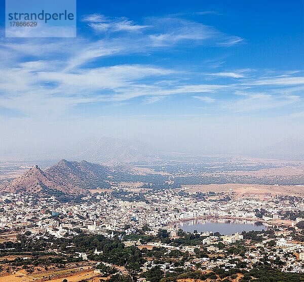 Heilige Stadt Pushkar Luftaufnahme vom Savitri-Tempel. Rajasthan  Indien  Asien