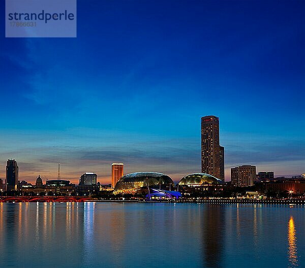 Die Skyline von Singapur in der Marina Bay am Abend