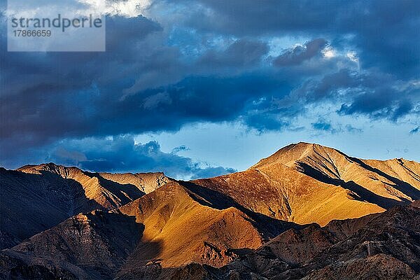 Himalaya-Gebirge bei Sonnenuntergang. Ladakh  Jammu und Kaschmir  Indien  Asien