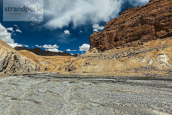 Himalayalandschaft in den Hiamalayas in der Nähe des Baralacha La-Passes. Himachal Pradesh  Indien  Asien