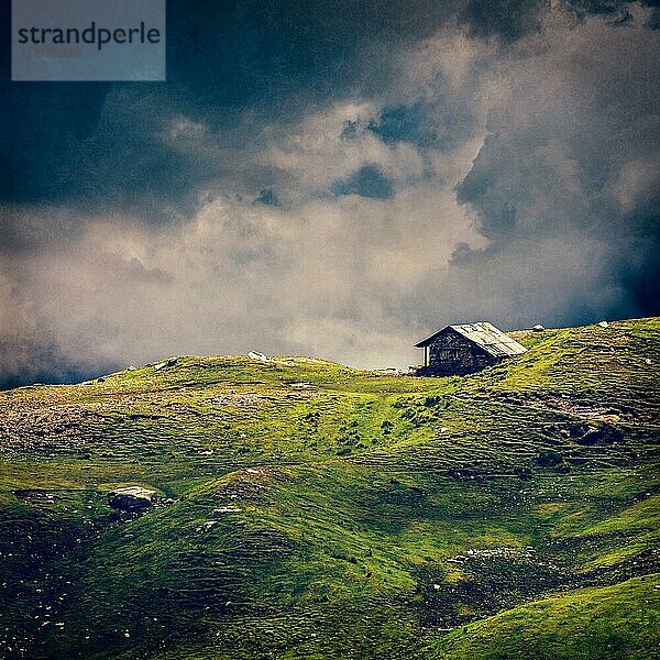 Serenity heitere einsame Landschaft Hintergrund Konzept  altes Haus in den Hügeln in mountins auf alpine Wiese in Wolken. VIntage Stil Kreuz Prozess  Korn und Textur hinzugefügt